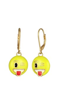 Guldtonade örhängen med ljusgula smiley-emoji-pendanger med blinkande ögon och röd tunga, tillverkade av slät plast.