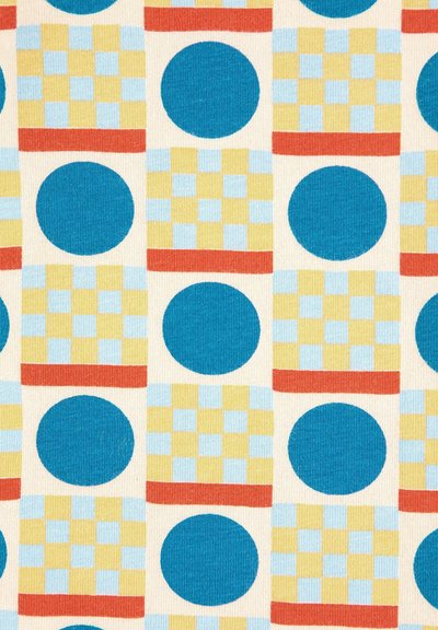 Stof med et gentaget mønster af store blågrønne cirkler og gule og blåternetternede firkanter, adskilt af røde vandrette striber.
