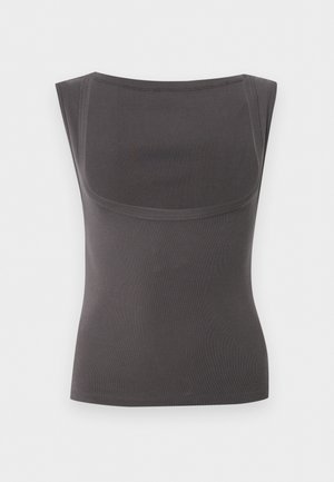 Top ajustado sin mangas de color gris oscuro con un escote cuadrado ancho y detalles de costuras reforzadas en el pecho y los hombros.