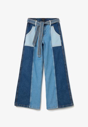 Wijde jeans met een patchworkontwerp in licht en donkerblauw denim, voorzien van een bijpassende stoffen riem en dubbele voorkwalen.