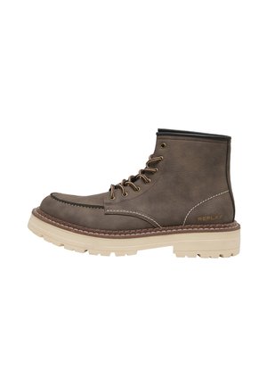 Bottine en cuir marron à lacets avec semelle épaisse beige et logo "Replay" sur le contrefort du talon.