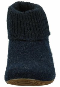 Niebieski wełniany botek za kostkę z prążkowanym ściągaczem, zaokrąglonym noskiem i teksturowaną powierzchnią. Płaska gumowa podeszwa z minimalnym wzorem bieżnika.