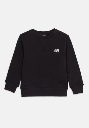 Felpa nera a maniche lunghe con scollo rotondo, polsini e orlo a costine, con un piccolo logo "NB" bianco sul petto a sinistra.