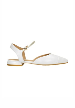 Scarpe slingback bianche in pelle con punta affusolata, dotate di un sottile cinturino alla caviglia decorato con perle finte e una suola bassa e piatta.