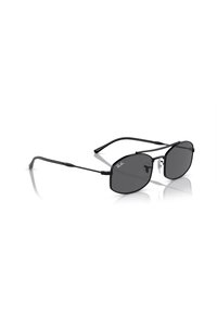 Occhiali da sole aviator neri con lenti scure, montatura sottile in metallo e aste slanciate. Presentano un piccolo ponte nasale e il logo Ray-Ban sulla lente.