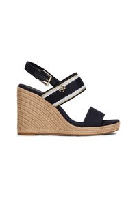 Sandale compensée noire avec semelle en corde tressée, deux brides dont une à rayures blanches avec boucle dorée et emblème, bout ouvert.