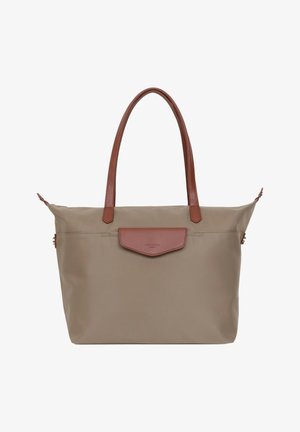 Sac en nylon beige avec des poignées en cuir marron et un rabat. Il dispose d'une fermeture zippée et d'un design simple et épuré.