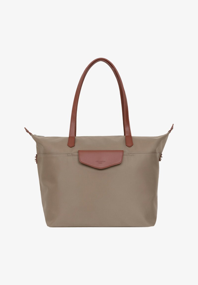 Borsa tote in nylon beige con manici e pattina in pelle marrone. Presenta una chiusura con zip e un design semplice e lineare.