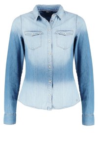 Camicia di jeans azzurro chiaro con maniche lunghe, due tasche sul petto e bottoni sul davanti. Sfuma da un blu più scuro a uno più chiaro all'altezza della vita.