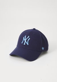 Casquette bleu marine en tissu avec un logo "NY" brodé en clair et proéminent, et un petit logo "47" sur le côté. Visière courbée classique.