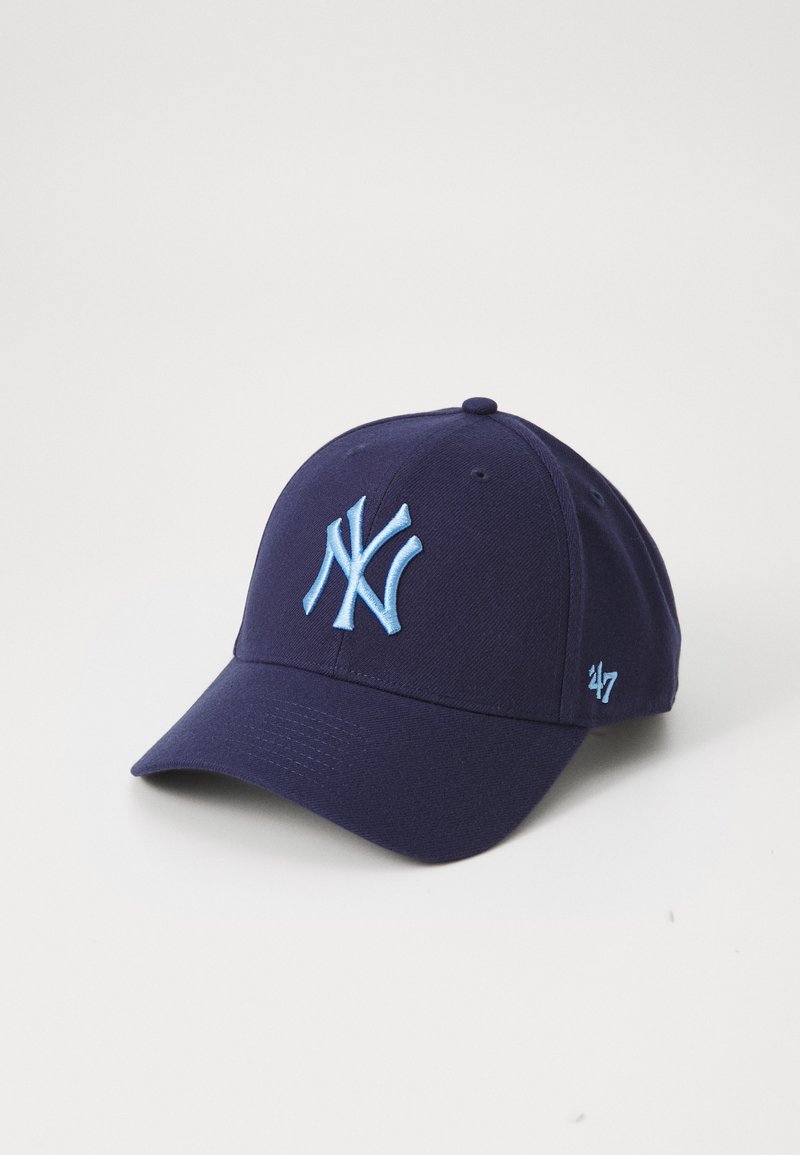 Casquette bleu marine en tissu avec un logo "NY" brodé en clair et proéminent, et un petit logo "47" sur le côté. Visière courbée classique.