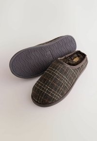 Braun kariert Hausschuhe mit weicher, flauschiger Innenausstattung und flexibler Gummisohle. Der Oberstoff besteht aus strukturiertem Material mit einem dezenten Glanz.