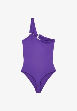 Maillot de bain asymétrique en violet uni, avec une bretelle froncée ornée de matériel métallique et une coupe haute sur les jambes. Tissu au toucher lisse.