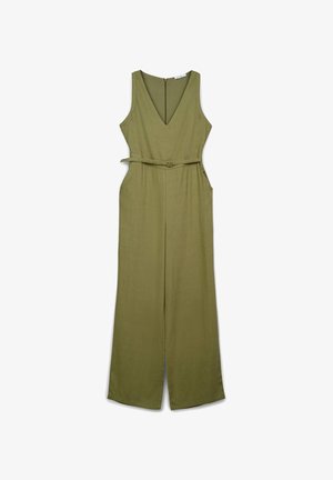 Jumpsuit senza maniche verde oliva con scollatura a V profonda, vita con cintura, tasche laterali e gamba dritta. Realizzato in tessuto leggero.