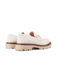 Scarpe in pelle avorio con una suola beige spessa, caratterizzate da una punta rotonda, dettagli di cucitura delicati e accessori in metallo dorato.