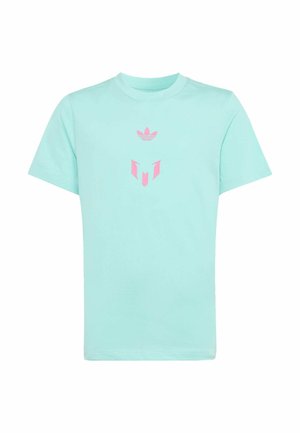 Lyseblå t-shirt med korte ærmer, pink geometrisk logo og Adidas trefoil-emblem centreret på brystet.
