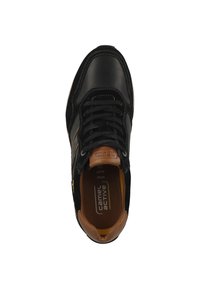 Sneaker nera con una combinazione di pelle e suede, dotata di una linguetta e un logo marroni, chiusura con lacci e dettagli di cucitura bianca.