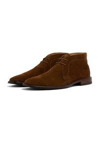 Stivaletti in suede marrone con chiusura a laccio a due occhielli, punta affusolata e tacco basso in legno. Dettaglio di cucitura semplice sui lati.