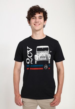 Černé bavlněné tričko s bílou stylizovanou ilustrací automobilu Citroën 2CV, pod designem s modrými a červenými horizontálními pruhy.
