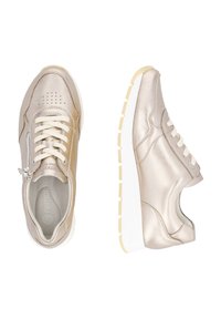 Metallisch goldene Sportschuhe mit einem glatten Leder-Obermaterial, runder Kappe, weißer Sohle und cremefarbenen Schnürsenkeln; ausgestattet mit einem seitlichen Reißverschluss für einfaches Anziehen.