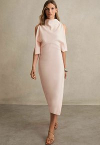 Rochie fitată din material roz deschis, cu guler înalt și mâneci scurte, având o textură netedă și elegantă, cu un tiv de lungime medie.