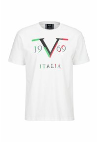 Weißes Baumwoll-T-Shirt mit einem Grafikdesign, das ein großes grünes und rotes "V", das Jahr "1969" und "ITALIA" in grauer Schrift zeigt.