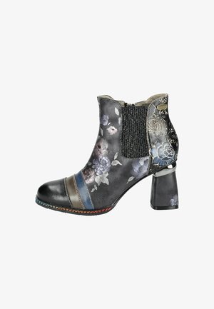 Stivale alla caviglia nero con motivo floreale, pannello laterale elastico e tacco a blocco. Presenta strisce multicolori e cuciture decorative.