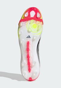 Πάτος παπουτσιού ποδοσφαίρου με διαφανείς τάπες, κόκκινες και κίτρινες λεπτομέρειες, και κόκκινο κεντρικό στοιχείο Powerspine για βελτιωμένη απόδοση.