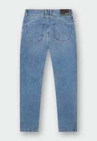 Lichtblauwe denim jeans met een rechte pijp, met twee achterzakken en een zwart etiket met witte tekst op de tailleband.