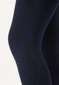 Granatowe legginsy wykonane z prążkowanej tkaniny, dopasowany krój, gładka tekstura oraz modelowanie w okolicy kolan dla uzyskania smukłego wyglądu.
