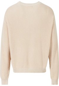 Lys beige strikket sweater med en løs pasform, ribbede manchetter og kant. Har en bred halsudskæring og et struktureret, chunky strikkedesign.