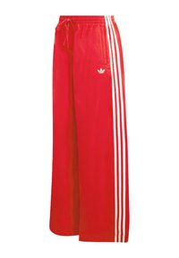 Pantalones deportivos rojos hechos de material ligero, con un diseño de pierna ancha, cintura elástica, cordón ajustable y tres rayas blancas en cada lado.