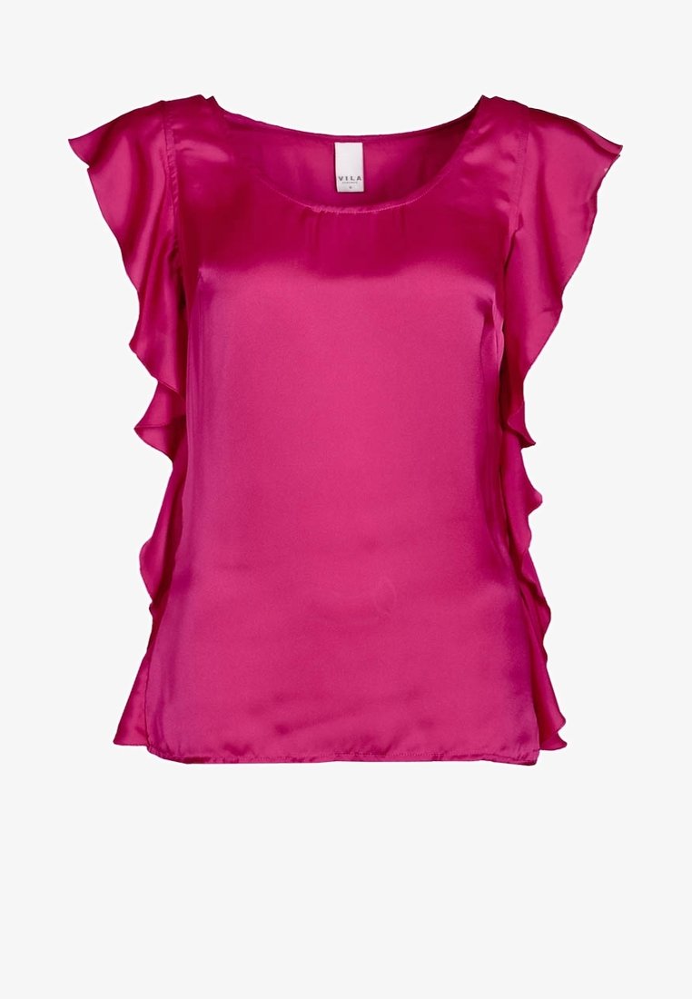 Blouse en satin fuchsia avec un col rond, manches courtes volantées et corps fluide ; texture lisse avec un éclat subtil.