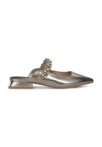 Metalen gouden slingback schoen met een puntige neus, lage blokhak en versierde band met decoratieve kralen. Gladde textuur.