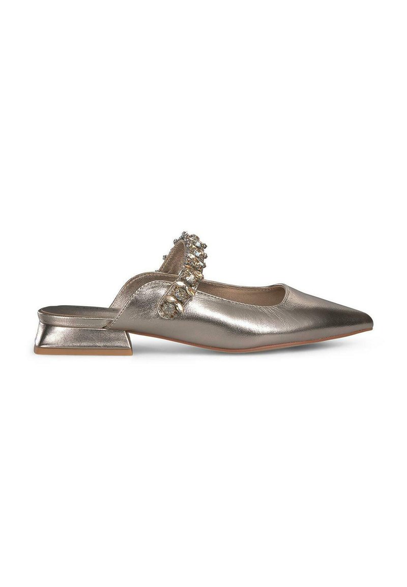 Metalen gouden slingback schoen met een puntige neus, lage blokhak en versierde band met decoratieve kralen. Gladde textuur.