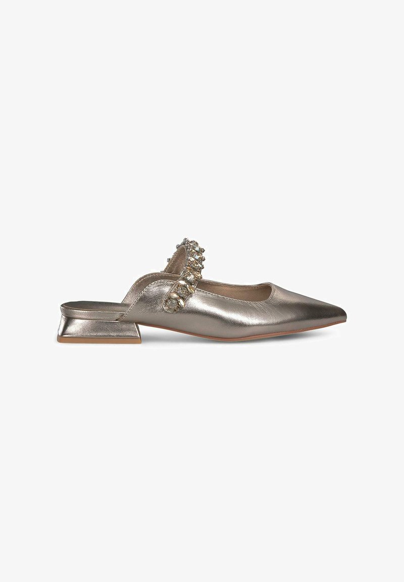 Chaussure slingback dorée métallique avec un bout pointu, un petit talon et une sangle ornée de perles décoratives. Texture lisse.