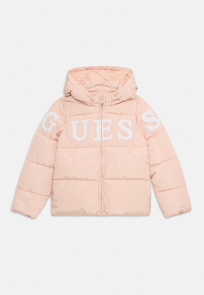 Helles rosa Steppjacke mit Kapuze, ausgestattet mit einem Frontreißverschluss und einem großen weißen "GUESS"-Logo auf der Brust. Weiche, gesteppte Textur.