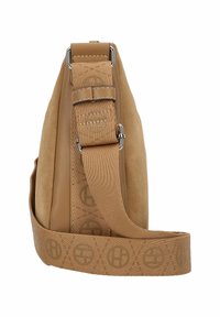 Tasche aus robustem Wildleder in Tan mit glatter, strukturierter Form. Verfügt über einen geflochtenen Träger mit dezentem Logo-Muster und silberfarbenen Hardware-Akzenten.