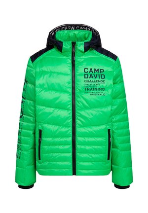 Grüne gesteppte Jacke mit durchgehendem Reißverschluss, schwarzen Akzenten auf den Schultern, seitlichen Taschen und Textdetails auf Brust und Ärmel.