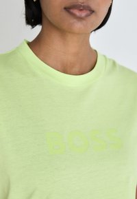 BOSS ELOGO - Marškinėliai su spaudiniu - medium green