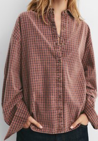 PULL&BEAR LACQUERED CHECK - Košilová halenka  - light brown