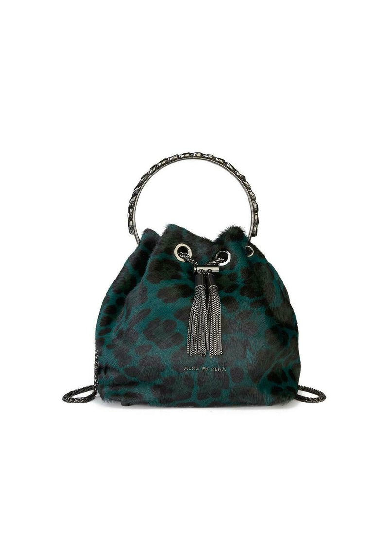 Bolso de cubo con estampado de leopardo en tonos verde azulado y negro, con un asa de cadena plateada, borlas decorativas y cierre de cuerda.