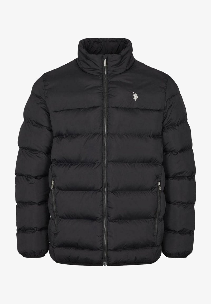 Giacca a vento nera con design trapuntato, colletto alto, zip anteriore e tasche laterali. Presenta un logo sul lato sinistro del petto. Texture morbida.