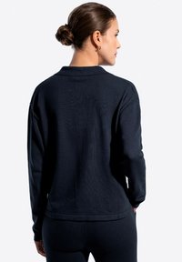 Námořnický pulovr s dlouhým rukávem, strukturovaná tkanina, klasický límec, přiléhavý pas, spadlá ramena, minimalistický design, žebrové manžety.