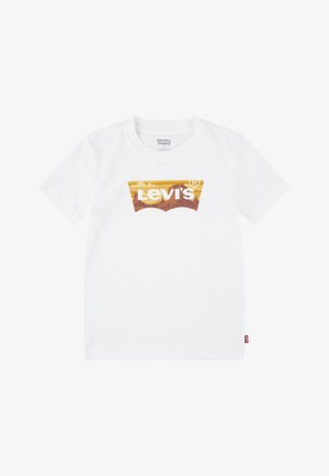 Camiseta de algodón blanca con un gráfico del logo de Levi's en múltiples colores, en un diseño clásico en rojo y amarillo, con mangas cortas y cuello redondo.