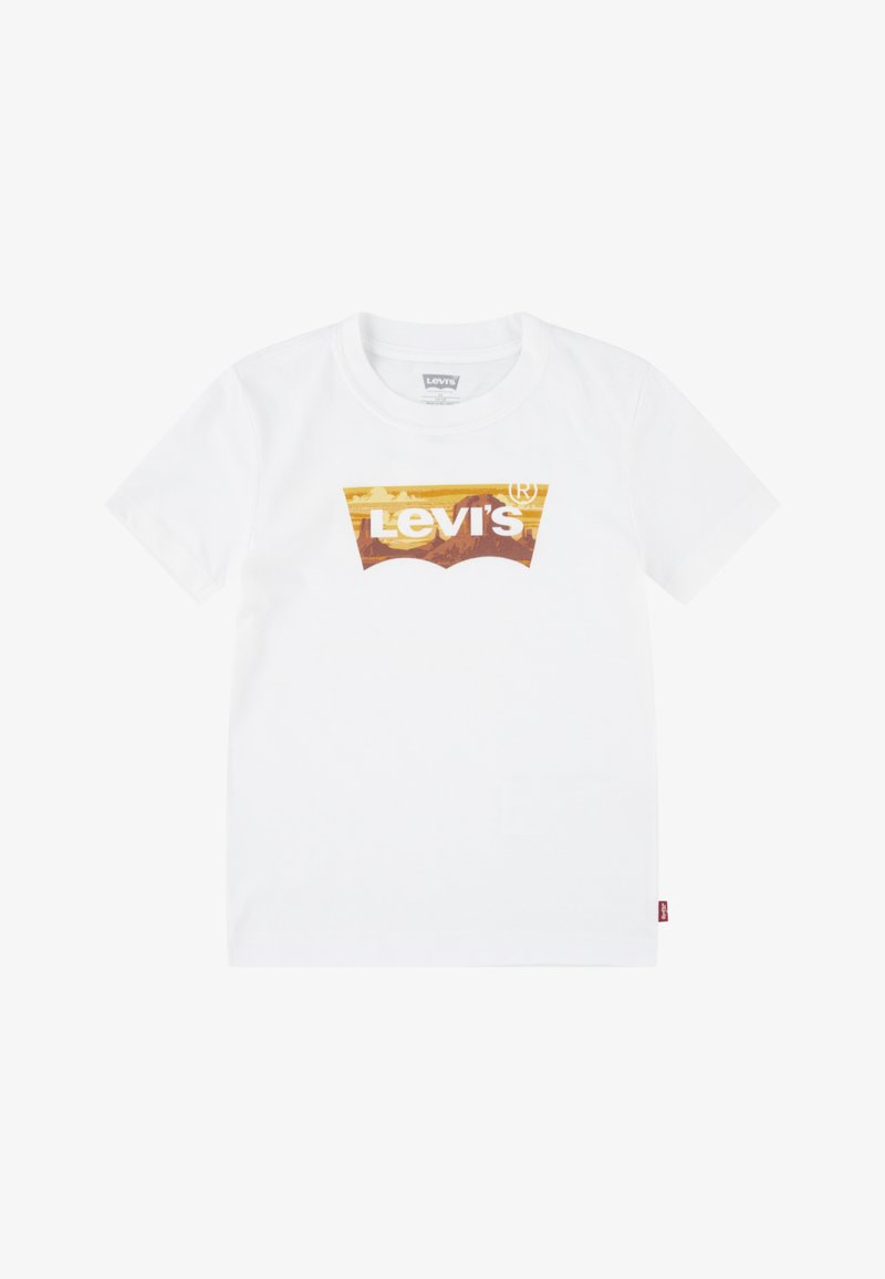 Weißes Baumwoll-T-Shirt mit einem mehrfarbigen Levi's-Logo-Graphic in klassischem Rot- und Gelb-Design, kurzen Ärmeln und Rundhalsausschnitt.