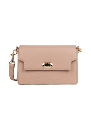 Rechthoekige lichtroze leren crossbody tas met een gestructureerde textuur, klep sluiting en gouden draaislot sluiting en hardware details.
