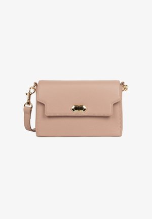 Borsa a tracolla rettangolare in pelle rosa chiaro con texture a granulato, chiusura a patta e dettagli in hardware dorato con chiusura a scatto.