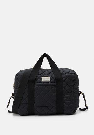Quiltet sort stof duffel tas med to top hanke, justerbar skulderrem, lynlås i guldton og en frontlomme. Tekstureret diamantmønster.