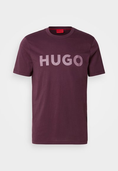 Маратонен памучен Т-shirt с голям, по-светъл логотип "HUGO" отпред; кръгло деколте и къси ръкави.